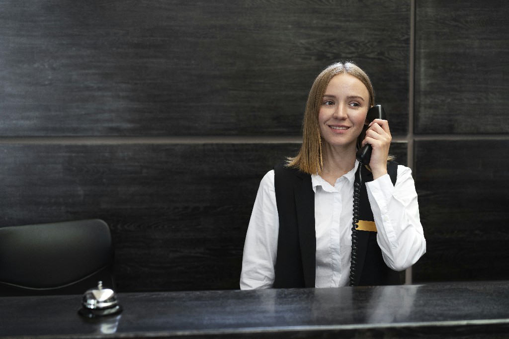 Фабрика форматовzensina administrator v elegantnom kostume v rabocee vrema